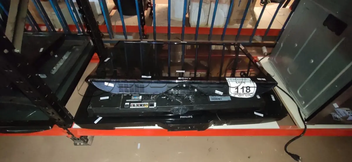 LOTE 118 - 03 TVS DE TAMANHOS E MARCAS DIVERSAS PARA RETIRADA DE PEÇAS. (NO ESTADO) ATENÇÃO! FAZER A VISITAÇÃO ANTES DE ARREMATAR, NÃO SABEMOS SE FUNCIONA, LEILÃO NÃO TEM GARANTIA E NEM DEVOLUÇÃO, SUJEITO A POSSÍVEIS AVARIAS VISÍVEIS/OCULTAS E/OU AUSÊNCIA DE COMPONENTES.