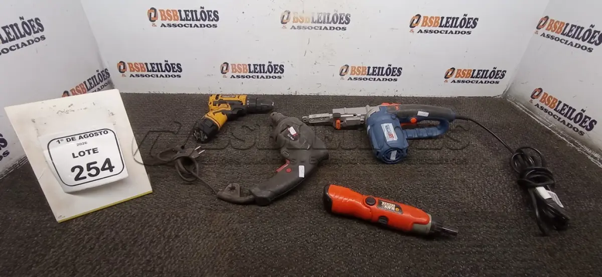 LOTE 254 - 01 MINI LIXADEIRA DE CINTA, 01 FURADEIRA E 02 PARAFUSADEIRAS DE MARCAS E MODELOS DIVERSOS. (NO ESTADO) ATENÇÃO! FAZER A VISITAÇÃO ANTES DE ARREMATAR, NÃO SABEMOS SE FUNCIONA, LEILÃO NÃO TEM GARANTIA E NEM DEVOLUÇÃO, SUJEITO A POSSÍVEIS AVARIAS VISÍVEIS/OCULTAS E/OU AUSÊNCIA DE COMPONENTES.