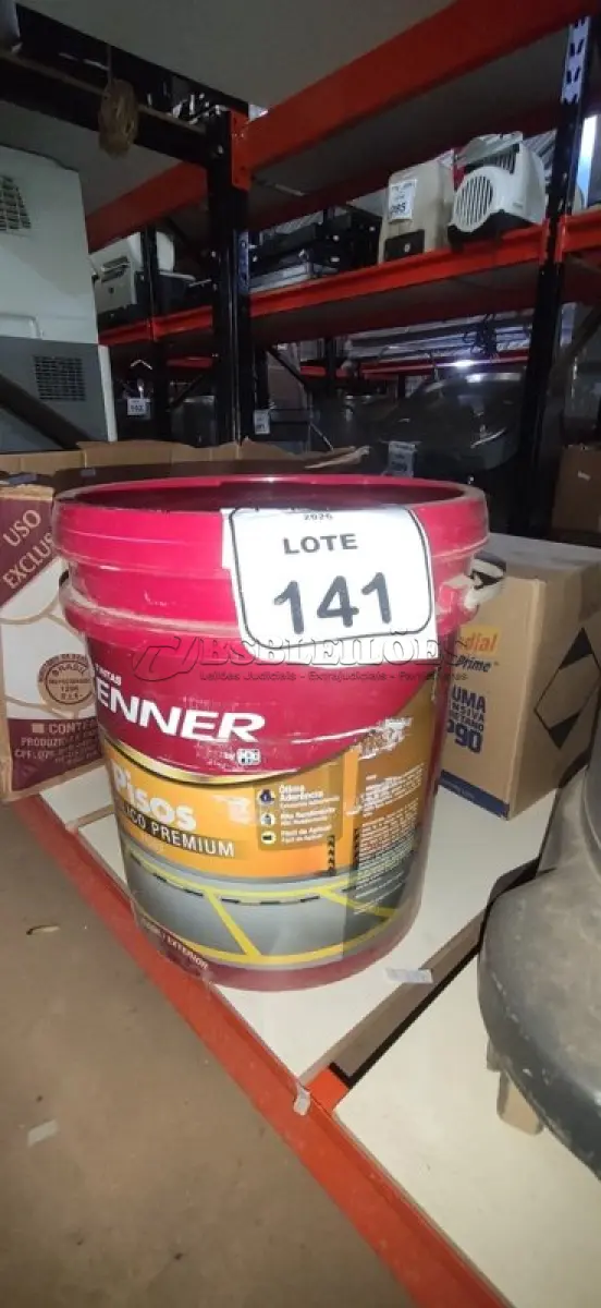 LOTE 141 - 01 BALDE DE TINTA DE PISOS ACRÍLICO PREMIUM 18LNA COR VERMELHO SEGURANÇA FOSCO MARCA RENNER.  (NO ESTADO) ATENÇÃO! FAZER A VISITAÇÃO ANTES DE ARREMATAR, NÃO SABEMOS SE FUNCIONA, LEILÃO NÃO TEM GARANTIA E NEM DEVOLUÇÃO, SUJEITO A POSSÍVEIS AVARIAS VISÍVEIS/OCULTAS E/OU AUSÊNCIA DE COMPONENTES.