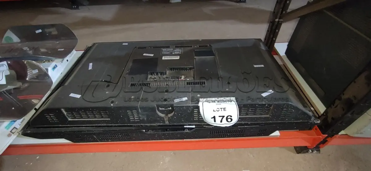 LOTE 176 - 01 TV 43’’ MARCA PHILIPS E 01 TV 42’’ MARCA SEMP TOSHIBA PARA RETIRADA DE PEÇAS. (NO ESTADO) ATENÇÃO! FAZER A VISITAÇÃO ANTES DE ARREMATAR, NÃO SABEMOS SE FUNCIONA, LEILÃO NÃO TEM GARANTIA E NEM DEVOLUÇÃO, SUJEITO A POSSÍVEIS AVARIAS VISÍVEIS/OCULTAS E/OU AUSÊNCIA DE COMPONENTES.