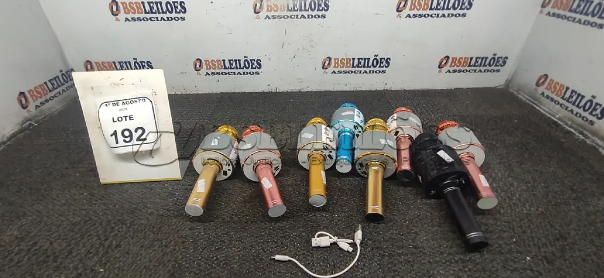 LOTE 192 - 08 CAIXINHAS DE SOM EM FORMATO DE MICROFONE. (NO ESTADO) ATENÇÃO! FAZER A VISITAÇÃO ANTES DE ARREMATAR, NÃO SABEMOS SE FUNCIONA, LEILÃO NÃO TEM GARANTIA E NEM DEVOLUÇÃO, SUJEITO A POSSÍVEIS AVARIAS VISÍVEIS/OCULTAS E/OU AUSÊNCIA DE COMPONENTES.