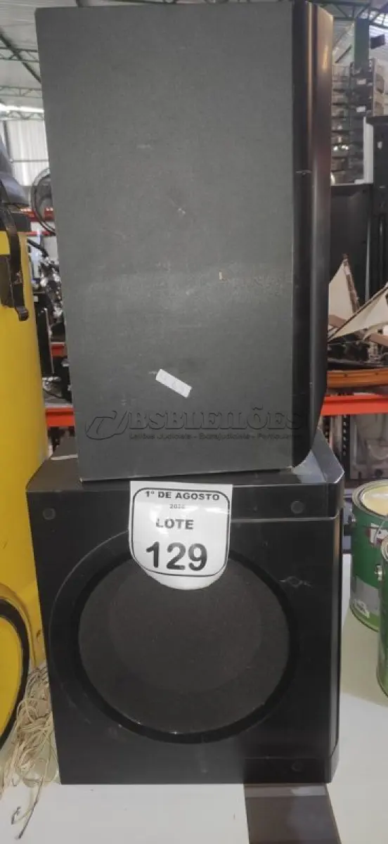 LOTE 129 - 01 APARELHO DE SOM 3 EM 1 COM 02 CAIXAS DE SOM MARCA. (NO ESTADO) ATENÇÃO! FAZER A VISITAÇÃO ANTES DE ARREMATAR, NÃO SABEMOS SE FUNCIONA, LEILÃO NÃO TEM GARANTIA E NEM DEVOLUÇÃO, SUJEITO A POSSÍVEIS AVARIAS VISÍVEIS/OCULTAS E/OU AUSÊNCIA DE COMPONENTES.