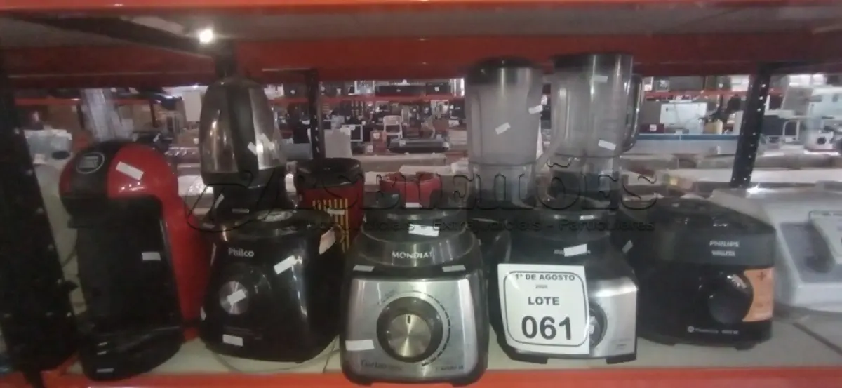 LOTE 061 - 01 CAFETEIRA, 01 CHALEIRA, 02 LIQUIDIFICADORES E VÁRIOS MOTORES DE LIQUIDIFICADOR DE MARCAS E MODELOS DIVERSOS. (NO ESTADO) ATENÇÃO! FAZER A VISITAÇÃO ANTES DE ARREMATAR, NÃO SABEMOS SE FUNCIONA, LEILÃO NÃO TEM GARANTIA E NEM DEVOLUÇÃO, SUJEITO A POSSÍVEIS AVARIAS VISÍVEIS/OCULTAS E/OU AUSÊNCIA DE COMPONENTES.