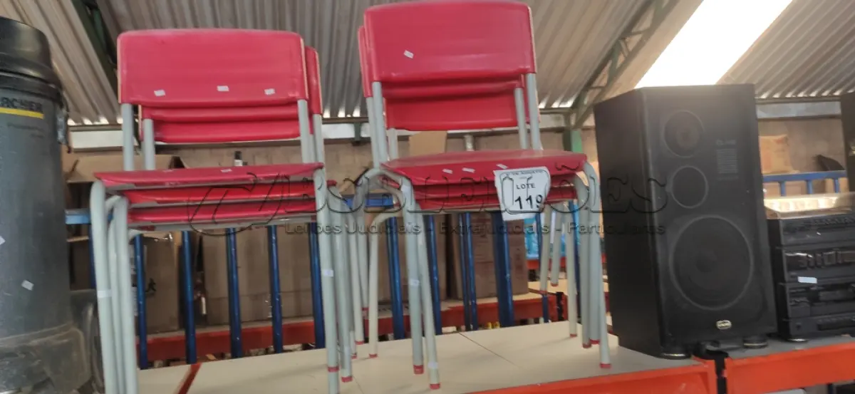 LOTE 119 - 06 CADEIRAS INFANTIS NA COR VERMELHA. (NO ESTADO) ATENÇÃO! FAZER A VISITAÇÃO ANTES DE ARREMATAR, NÃO SABEMOS SE FUNCIONA, LEILÃO NÃO TEM GARANTIA E NEM DEVOLUÇÃO, SUJEITO A POSSÍVEIS AVARIAS VISÍVEIS/OCULTAS E/OU AUSÊNCIA DE COMPONENTES.