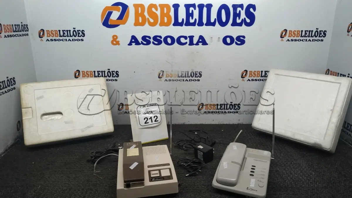 LOTE 212 - 02 APARELHOS DE TELEFONE FIXO MODELOS ANTIGOS. (NO ESTADO) ATENÇÃO! FAZER A VISITAÇÃO ANTES DE ARREMATAR, NÃO SABEMOS SE FUNCIONA, LEILÃO NÃO TEM GARANTIA E NEM DEVOLUÇÃO, SUJEITO A POSSÍVEIS AVARIAS VISÍVEIS/OCULTAS E/OU AUSÊNCIA DE COMPONENTES.