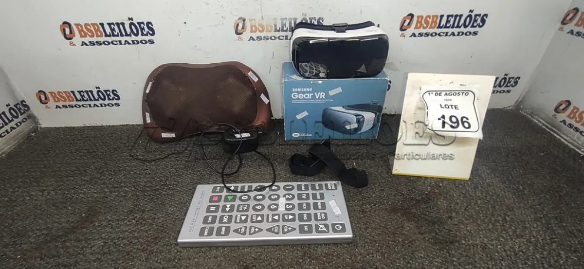LOTE 196 - 01 ÓCULOS DE REALIDADE VIRTUAL MODELO GEAR VR MARCA SAMSUNG, 01 CONTROLE REMOTO UNIVERSAL JUMBO MARCA INNOVAGE E 01 MASSAGEADOR DE NUCA. (NO ESTADO) ATENÇÃO! FAZER A VISITAÇÃO ANTES DE ARREMATAR, NÃO SABEMOS SE FUNCIONA, LEILÃO NÃO TEM GARANTIA E NEM DEVOLUÇÃO, SUJEITO A POSSÍVEIS AVARIAS VISÍVEIS/OCULTAS E/OU AUSÊNCIA DE COMPONENTES.