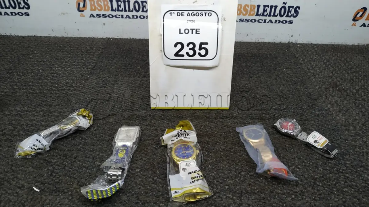 LOTE 235 - 05 RELÓGIOS DE PULSO DE MODELOS DIVERSOS. (NO ESTADO) ATENÇÃO! FAZER A VISITAÇÃO ANTES DE ARREMATAR, NÃO SABEMOS SE FUNCIONA, LEILÃO NÃO TEM GARANTIA E NEM DEVOLUÇÃO, SUJEITO A POSSÍVEIS AVARIAS VISÍVEIS/OCULTAS E/OU AUSÊNCIA DE COMPONENTES.