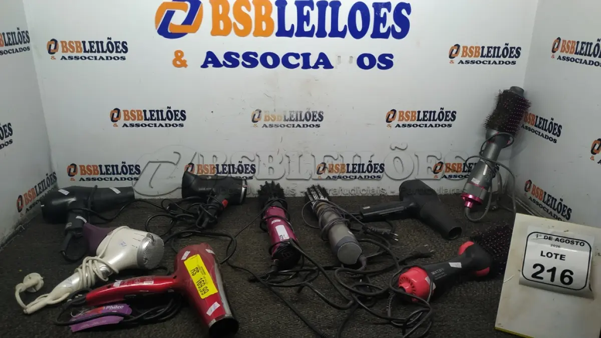 LOTE 216 - 05 SECADORES DE CABELO E 04 ESCOVAS DE CABELO ELÉTRICAS DE MARCAS E MODELOS DIVERSOS. (NO ESTADO) ATENÇÃO! FAZER A VISITAÇÃO ANTES DE ARREMATAR, NÃO SABEMOS SE FUNCIONA, LEILÃO NÃO TEM GARANTIA E NEM DEVOLUÇÃO, SUJEITO A POSSÍVEIS AVARIAS VISÍVEIS/OCULTAS E/OU AUSÊNCIA DE COMPONENTES.