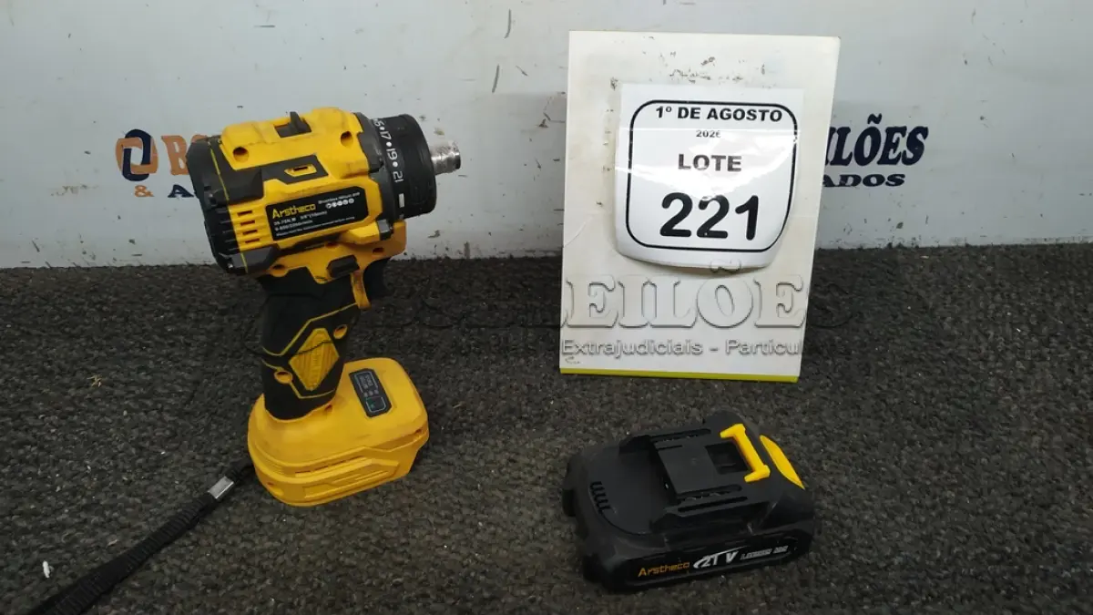 LOTE 221 - 01 FURADEIRA A BATERIA 21V MARCA ARSTHECO. (NO ESTADO) ATENÇÃO! FAZER A VISITAÇÃO ANTES DE ARREMATAR, NÃO SABEMOS SE FUNCIONA, LEILÃO NÃO TEM GARANTIA E NEM DEVOLUÇÃO, SUJEITO A POSSÍVEIS AVARIAS VISÍVEIS/OCULTAS E/OU AUSÊNCIA DE COMPONENTES.