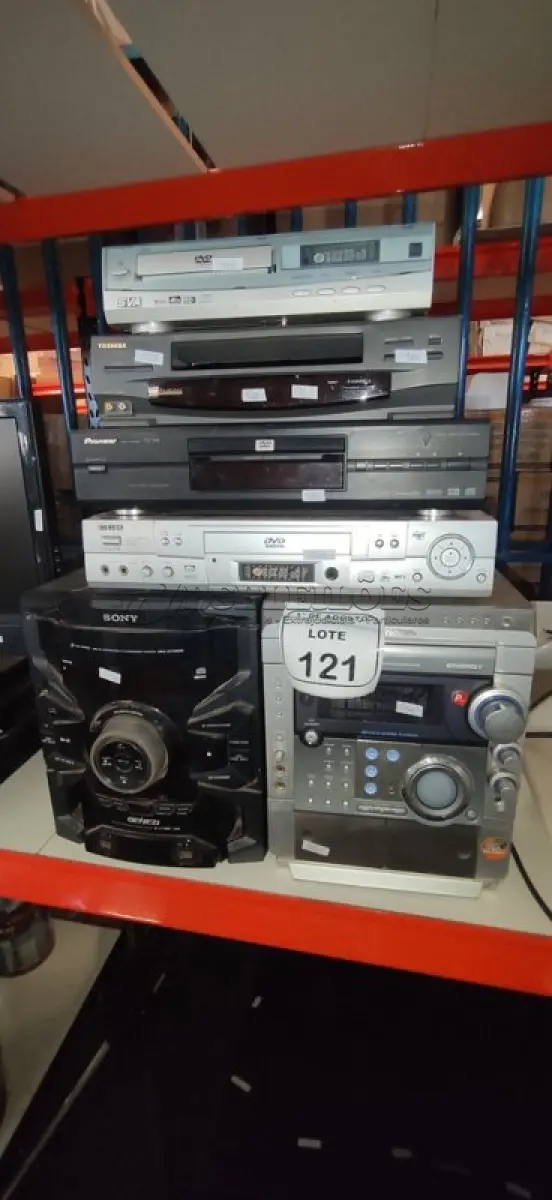 LOTE 121 - 01 APARELHO DE VÍDEO CASSETE, 03 APARELHOS DE DVD E 02 APARELHOS DE SOM DE MARCAS E MODELOS DIVERSOS. (NO ESTADO) ATENÇÃO! FAZER A VISITAÇÃO ANTES DE ARREMATAR, NÃO SABEMOS SE FUNCIONA, LEILÃO NÃO TEM GARANTIA E NEM DEVOLUÇÃO, SUJEITO A POSSÍVEIS AVARIAS VISÍVEIS/OCULTAS E/OU AUSÊNCIA DE COMPONENTES.