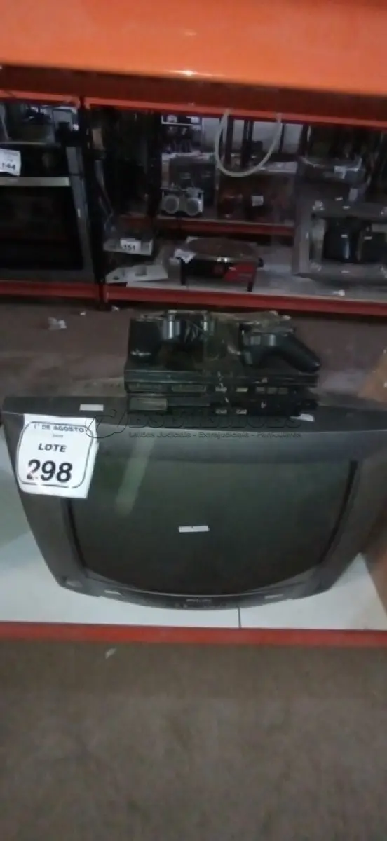 LOTE 298 - 01 TV DE TUBO MARCA PHILIPS E 02 PLAYSTATION 2 COM 02 CONTROLES. (NO ESTADO) ATENÇÃO! FAZER A VISITAÇÃO ANTES DE ARREMATAR, NÃO SABEMOS SE FUNCIONA, LEILÃO NÃO TEM GARANTIA E NEM DEVOLUÇÃO, SUJEITO A POSSÍVEIS AVARIAS VISÍVEIS/OCULTAS E/OU AUSÊNCIA DE COMPONENTES.