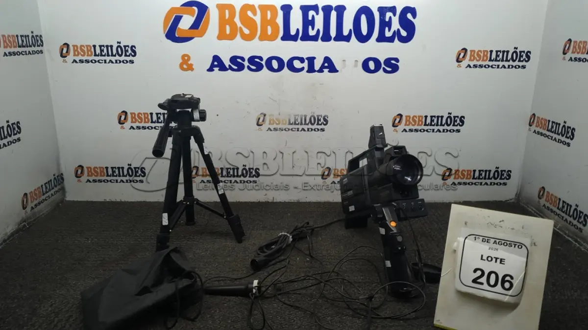 LOTE 206 - 01 FILMADORA MODELO NEWVICON MARCA PANASONIC E 01 TRIPÉ. (NO ESTADO) ATENÇÃO! FAZER A VISITAÇÃO ANTES DE ARREMATAR, NÃO SABEMOS SE FUNCIONA, LEILÃO NÃO TEM GARANTIA E NEM DEVOLUÇÃO, SUJEITO A POSSÍVEIS AVARIAS VISÍVEIS/OCULTAS E/OU AUSÊNCIA DE COMPONENTES.
