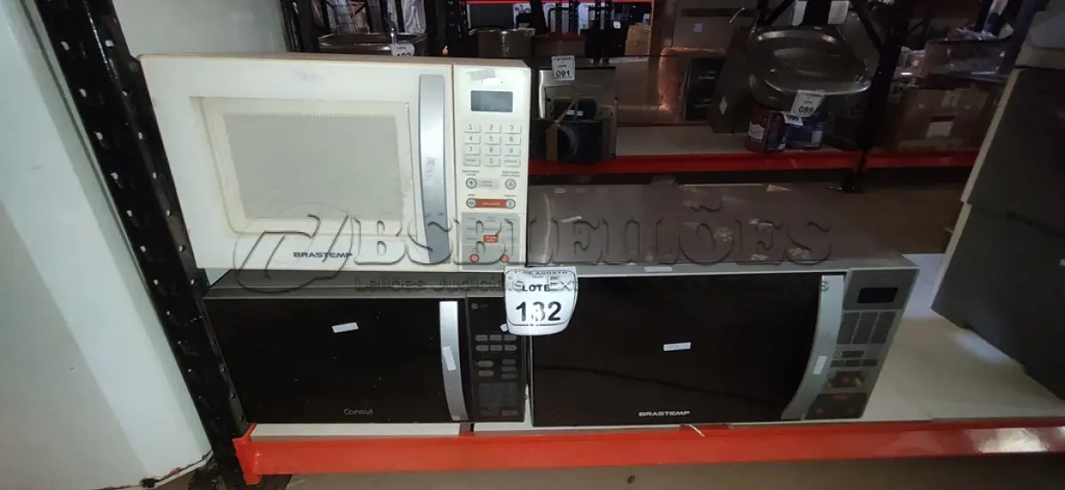 LOTE 132 - 03 MICRO-ONDAS DE MARCAS E MODELOS DIVERSOS. (NO ESTADO) ATENÇÃO! FAZER A VISITAÇÃO ANTES DE ARREMATAR, NÃO SABEMOS SE FUNCIONA, LEILÃO NÃO TEM GARANTIA E NEM DEVOLUÇÃO, SUJEITO A POSSÍVEIS AVARIAS VISÍVEIS/OCULTAS E/OU AUSÊNCIA DE COMPONENTES.