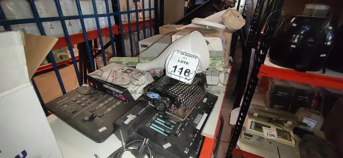 LOTE 116 - 01 REFLETOR HOLOFOTE, 02 MIXERS DE ÁUDIO E VÍDEO MARCAS PANASONIC E KRAMER, 03 ROTEADORES, 01 GUILHOTINA DE PAPEL, CAIXAS DE LUZ E ITENS VARIADOS. (NO ESTADO) ATENÇÃO! FAZER A VISITAÇÃO ANTES DE ARREMATAR, NÃO SABEMOS SE FUNCIONA, LEILÃO NÃO TEM GARANTIA E NEM DEVOLUÇÃO, SUJEITO A POSSÍVEIS AVARIAS VISÍVEIS/OCULTAS E/OU AUSÊNCIA DE COMPONENTES.