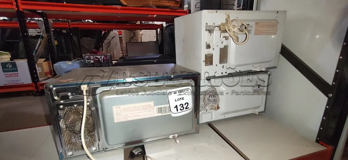 LOTE 132 - 03 MICRO-ONDAS DE MARCAS E MODELOS DIVERSOS. (NO ESTADO) ATENÇÃO! FAZER A VISITAÇÃO ANTES DE ARREMATAR, NÃO SABEMOS SE FUNCIONA, LEILÃO NÃO TEM GARANTIA E NEM DEVOLUÇÃO, SUJEITO A POSSÍVEIS AVARIAS VISÍVEIS/OCULTAS E/OU AUSÊNCIA DE COMPONENTES.