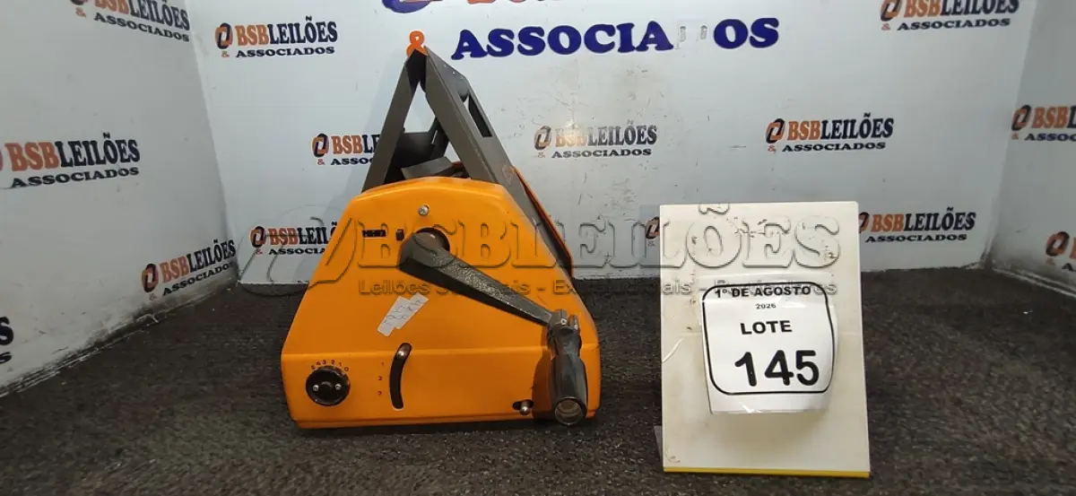 LOTE 145 - 01 COPIADORA ANTIGA MANUAL. (NO ESTADO) ATENÇÃO! FAZER A VISITAÇÃO ANTES DE ARREMATAR, NÃO SABEMOS SE FUNCIONA, LEILÃO NÃO TEM GARANTIA E NEM DEVOLUÇÃO, SUJEITO A POSSÍVEIS AVARIAS VISÍVEIS/OCULTAS E/OU AUSÊNCIA DE COMPONENTES.