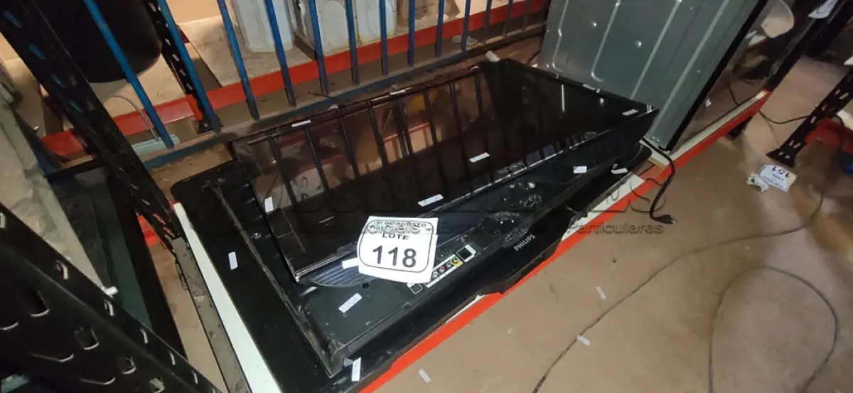 LOTE 118 - 03 TVS DE TAMANHOS E MARCAS DIVERSAS PARA RETIRADA DE PEÇAS. (NO ESTADO) ATENÇÃO! FAZER A VISITAÇÃO ANTES DE ARREMATAR, NÃO SABEMOS SE FUNCIONA, LEILÃO NÃO TEM GARANTIA E NEM DEVOLUÇÃO, SUJEITO A POSSÍVEIS AVARIAS VISÍVEIS/OCULTAS E/OU AUSÊNCIA DE COMPONENTES.