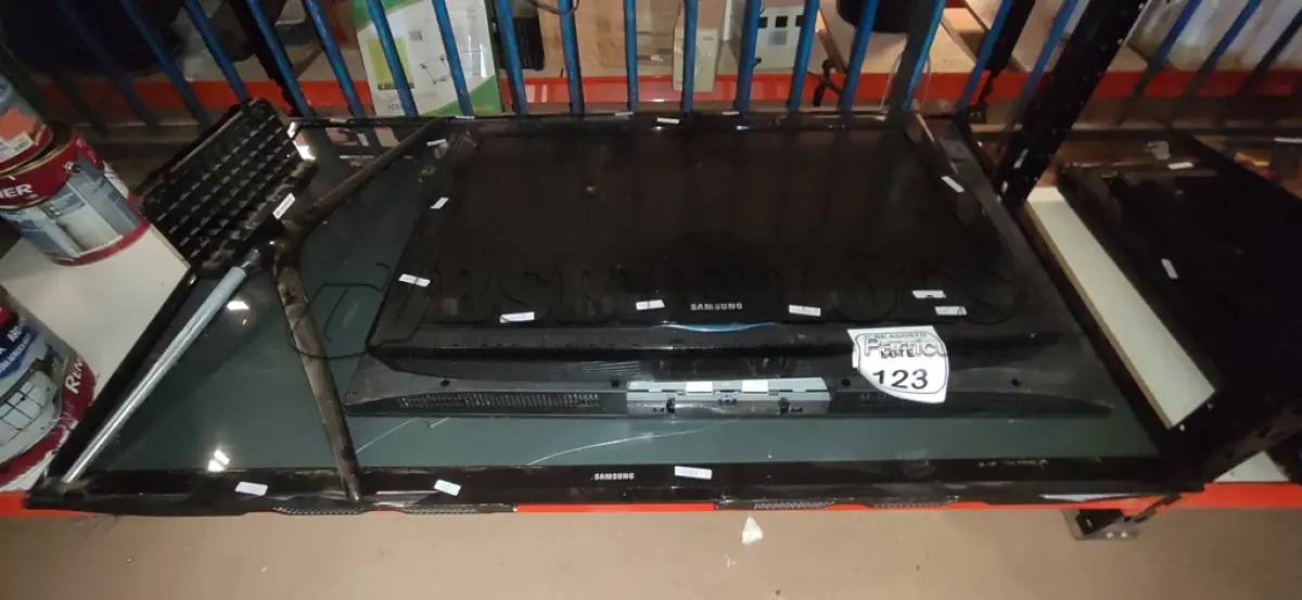 LOTE 123 - 03 TVS DE TAMANHOS E MARCAS DIVERSAS PARA RETIRADA DE PEÇAS. (NO ESTADO) ATENÇÃO! FAZER A VISITAÇÃO ANTES DE ARREMATAR, NÃO SABEMOS SE FUNCIONA, LEILÃO NÃO TEM GARANTIA E NEM DEVOLUÇÃO, SUJEITO A POSSÍVEIS AVARIAS VISÍVEIS/OCULTAS E/OU AUSÊNCIA DE COMPONENTES.