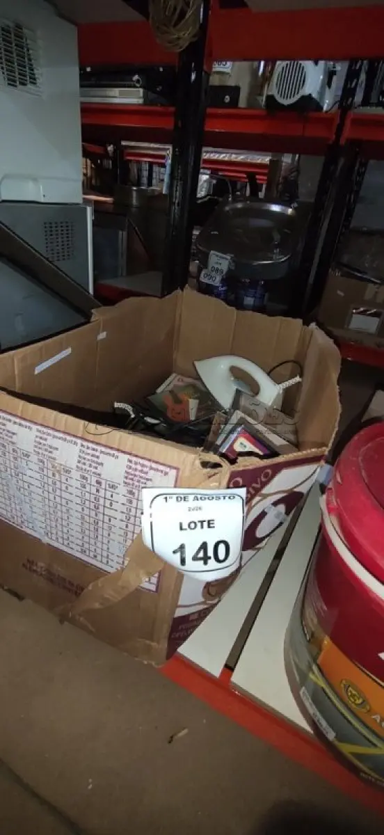 LOTE 140 - 01 IRRIGADOR ORAL PORTÁTIL, 02 FERROS DE PASSAR MARCA ARNO E GRANDE QUANTIDADE DE PRATOS DE LOUÇA E CDS E DVDS DIVERSOS. (NO ESTADO) ATENÇÃO! FAZER A VISITAÇÃO ANTES DE ARREMATAR, NÃO SABEMOS SE FUNCIONA, LEILÃO NÃO TEM GARANTIA E NEM DEVOLUÇÃO, SUJEITO A POSSÍVEIS AVARIAS VISÍVEIS/OCULTAS E/OU AUSÊNCIA DE COMPONENTES.