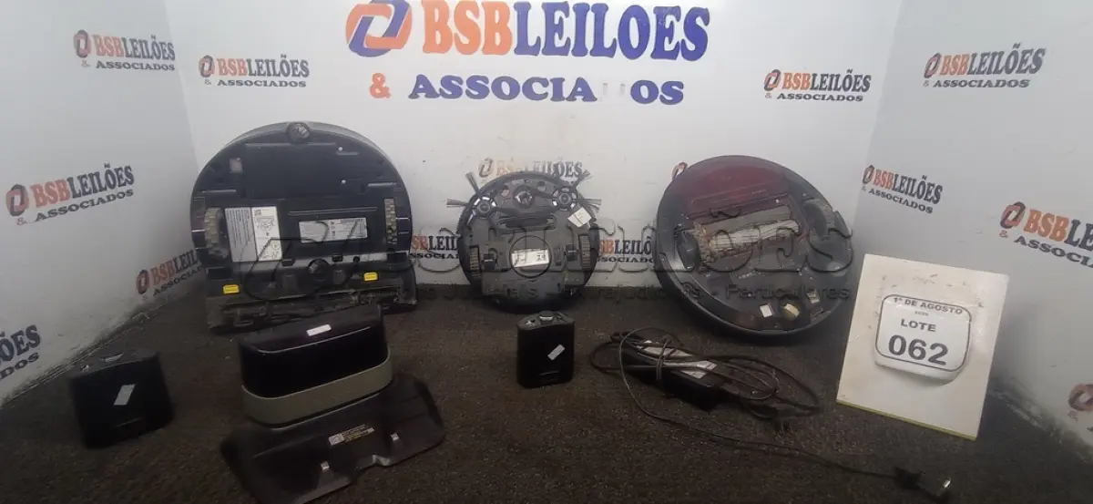 LOTE 062 - 03 ASPIRADORES ROBÔ DE MARCAS E MODELOS DIVERSOS. (NO ESTADO) ATENÇÃO! FAZER A VISITAÇÃO ANTES DE ARREMATAR, NÃO SABEMOS SE FUNCIONA, LEILÃO NÃO TEM GARANTIA E NEM DEVOLUÇÃO, SUJEITO A POSSÍVEIS AVARIAS VISÍVEIS/OCULTAS E/OU AUSÊNCIA DE COMPONENTES.