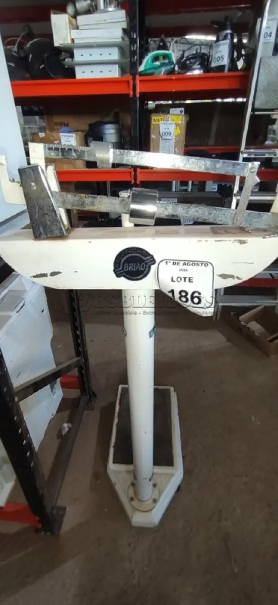 LOTE 186 - 01 BALANÇA ANTROPOMÉTRICA. (NO ESTADO) ATENÇÃO! FAZER A VISITAÇÃO ANTES DE ARREMATAR, NÃO SABEMOS SE FUNCIONA, LEILÃO NÃO TEM GARANTIA E NEM DEVOLUÇÃO, SUJEITO A POSSÍVEIS AVARIAS VISÍVEIS/OCULTAS E/OU AUSÊNCIA DE COMPONENTES.