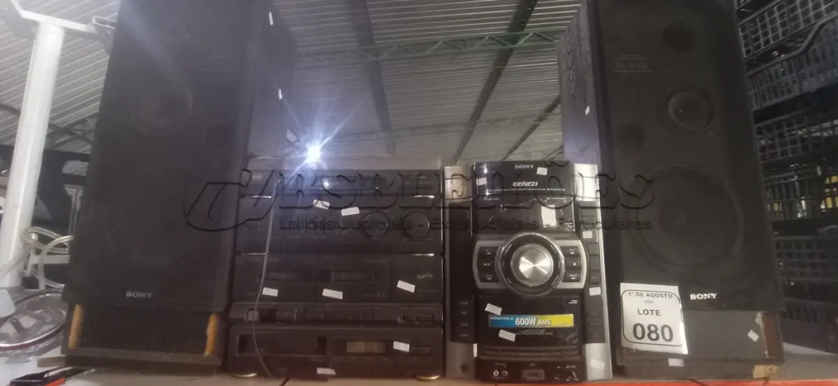 LOTE 080 - 01 MINI SYSTEM MARCA GENEZI E 01 APARELHO DE SOM 3 EM 1 MODELO SS-7700 MARCA CCE E 01 CAIXA DE SOM MODELO SS-B1212 MARCA SONY. (NO ESTADO) ATENÇÃO! FAZER A VISITAÇÃO ANTES DE ARREMATAR, NÃO SABEMOS SE FUNCIONA, LEILÃO NÃO TEM GARANTIA E NEM DEVOLUÇÃO, SUJEITO A POSSÍVEIS AVARIAS VISÍVEIS/OCULTAS E/OU AUSÊNCIA DE COMPONENTES.