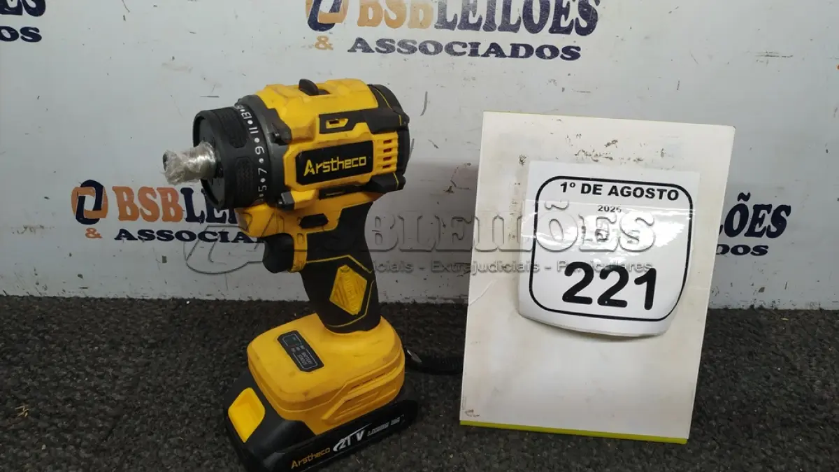 LOTE 221 - 01 FURADEIRA A BATERIA 21V MARCA ARSTHECO. (NO ESTADO) ATENÇÃO! FAZER A VISITAÇÃO ANTES DE ARREMATAR, NÃO SABEMOS SE FUNCIONA, LEILÃO NÃO TEM GARANTIA E NEM DEVOLUÇÃO, SUJEITO A POSSÍVEIS AVARIAS VISÍVEIS/OCULTAS E/OU AUSÊNCIA DE COMPONENTES.