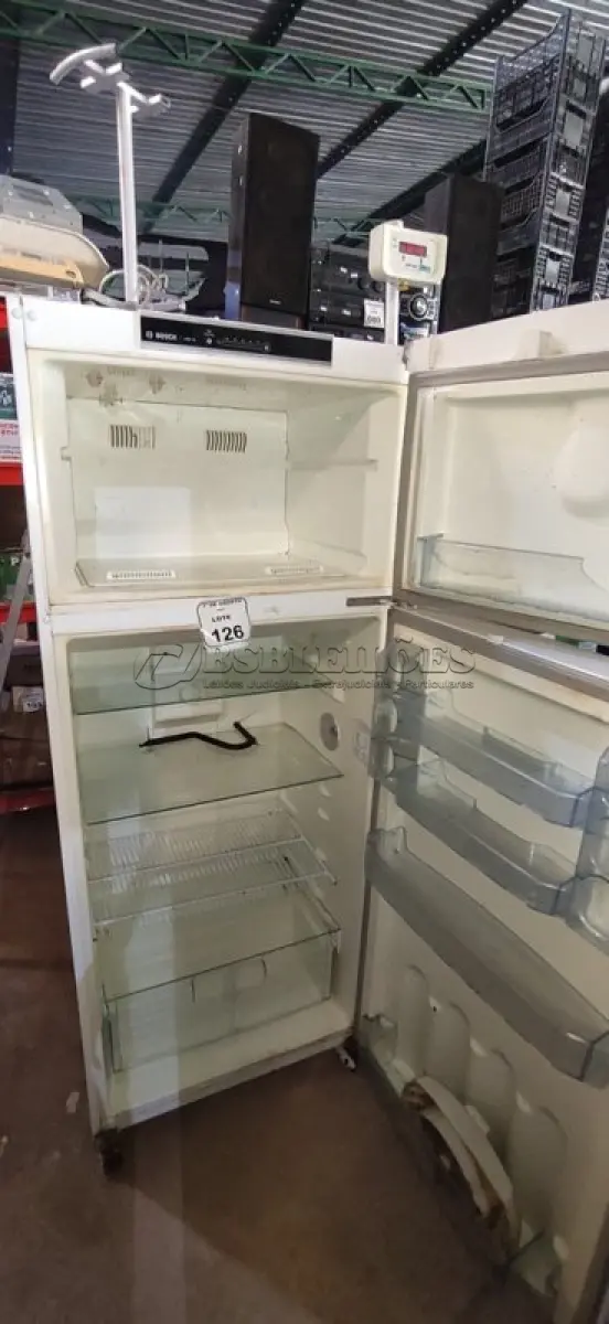 LOTE 126 - 01 GELADEIRA 220V MODELO KDN 42 MARCA BOSCH. (NO ESTADO) ATENÇÃO! FAZER A VISITAÇÃO ANTES DE ARREMATAR, NÃO SABEMOS SE FUNCIONA, LEILÃO NÃO TEM GARANTIA E NEM DEVOLUÇÃO, SUJEITO A POSSÍVEIS AVARIAS VISÍVEIS/OCULTAS E/OU AUSÊNCIA DE COMPONENTES.