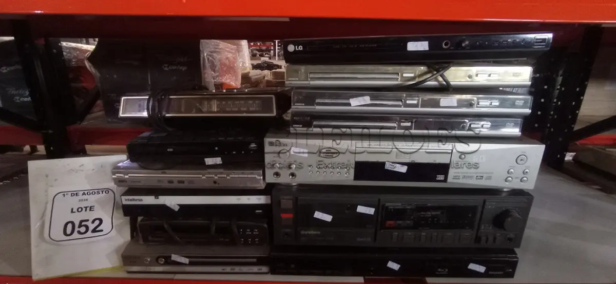 LOTE 052 - 01 TOCA FITAS CASSETE, 01 BLU-RAY MARCA SHARP, 01 DVR E VÁRIOS APARELHOS DE DVD DE MARCAS E MODELOS DIVERSOS. (NO ESTADO) ATENÇÃO! FAZER A VISITAÇÃO ANTES DE ARREMATAR, NÃO SABEMOS SE FUNCIONA, LEILÃO NÃO TEM GARANTIA E NEM DEVOLUÇÃO, SUJEITO A POSSÍVEIS AVARIAS VISÍVEIS/OCULTAS E/OU AUSÊNCIA DE COMPONENTES.