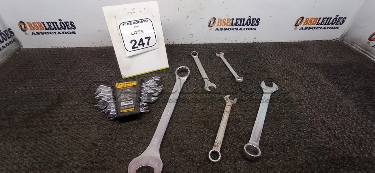 LOTE 247 - 01 JOGO DE CHAVE FIXAS DE AÇO CARBONO 8 PEÇAS 6X7 A 20X22MM MARCA HAMMER E  05 CHAVES COMBINADAS N* 32,23,17,16,15. (NO ESTADO) ATENÇÃO! FAZER A VISITAÇÃO ANTES DE ARREMATAR, NÃO SABEMOS SE FUNCIONA, LEILÃO NÃO TEM GARANTIA E NEM DEVOLUÇÃO, SUJEITO A POSSÍVEIS AVARIAS VISÍVEIS/OCULTAS E/OU AUSÊNCIA DE COMPONENTES.
