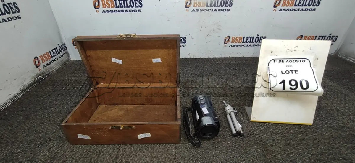 LOTE 190 - 01 FILMADORA MODELO HANDYCAM MARCA SONY COM TRIPÉ E 01 CAIXA DE MADEIRA. (NO ESTADO) ATENÇÃO! FAZER A VISITAÇÃO ANTES DE ARREMATAR, NÃO SABEMOS SE FUNCIONA, LEILÃO NÃO TEM GARANTIA E NEM DEVOLUÇÃO, SUJEITO A POSSÍVEIS AVARIAS VISÍVEIS/OCULTAS E/OU AUSÊNCIA DE COMPONENTES.
