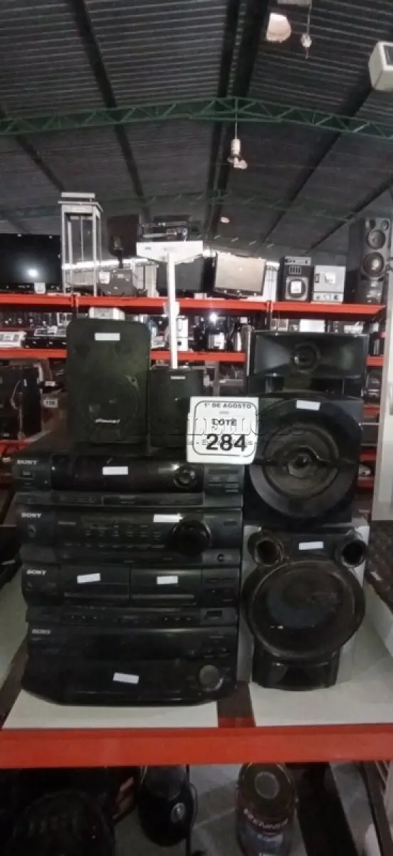 LOTE 284 - 01 APARELHO DE SOM MODELO LBT-N555AV MARCA SONY E 06 CAIXAS DE SOM DE MARCAS E MODELOS DIVERSOS. (NO ESTADO) ATENÇÃO! FAZER A VISITAÇÃO ANTES DE ARREMATAR, NÃO SABEMOS SE FUNCIONA, LEILÃO NÃO TEM GARANTIA E NEM DEVOLUÇÃO, SUJEITO A POSSÍVEIS AVARIAS VISÍVEIS/OCULTAS E/OU AUSÊNCIA DE COMPONENTES.