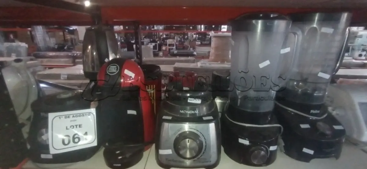 LOTE 061 - 01 CAFETEIRA, 01 CHALEIRA, 02 LIQUIDIFICADORES E VÁRIOS MOTORES DE LIQUIDIFICADOR DE MARCAS E MODELOS DIVERSOS. (NO ESTADO) ATENÇÃO! FAZER A VISITAÇÃO ANTES DE ARREMATAR, NÃO SABEMOS SE FUNCIONA, LEILÃO NÃO TEM GARANTIA E NEM DEVOLUÇÃO, SUJEITO A POSSÍVEIS AVARIAS VISÍVEIS/OCULTAS E/OU AUSÊNCIA DE COMPONENTES.