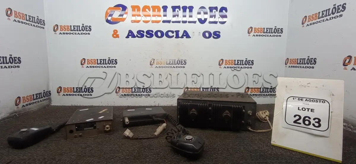 LOTE 263 - 01 ACOPLADOR DE ANTENA E 02 RÁDIOS PX DE MARCAS E MODELOS DIVERSOS. (NO ESTADO) ATENÇÃO! FAZER A VISITAÇÃO ANTES DE ARREMATAR, NÃO SABEMOS SE FUNCIONA, LEILÃO NÃO TEM GARANTIA E NEM DEVOLUÇÃO, SUJEITO A POSSÍVEIS AVARIAS VISÍVEIS/OCULTAS E/OU AUSÊNCIA DE COMPONENTES.