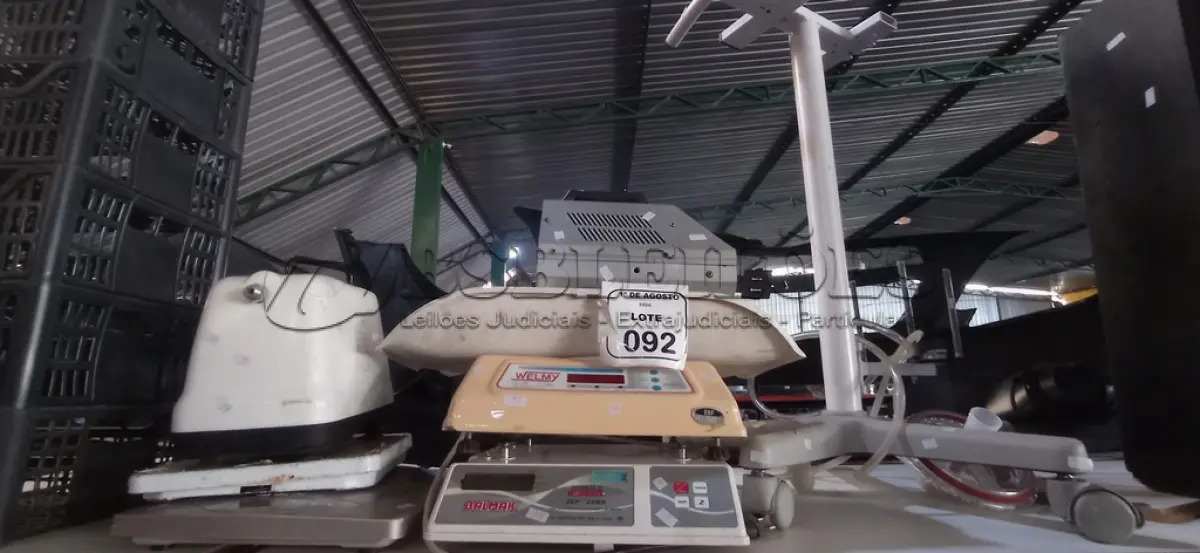 LOTE 092 - 01 MÁQUINA DE FAZER BOLHAS, 01 ASPIRADOR CIRÚRGICO E 04 BALANÇAS DE MARCAS E MODELOS DIVERSOS. (NO ESTADO) ATENÇÃO! FAZER A VISITAÇÃO ANTES DE ARREMATAR, NÃO SABEMOS SE FUNCIONA, LEILÃO NÃO TEM GARANTIA E NEM DEVOLUÇÃO, SUJEITO A POSSÍVEIS AVARIAS VISÍVEIS/OCULTAS E/OU AUSÊNCIA DE COMPONENTES.