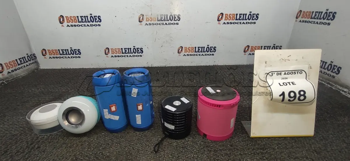 LOTE 198 - 06 CAIXAS DE SOM DE MARCAS E MODELOS DIVERSOS. (NO ESTADO) ATENÇÃO! FAZER A VISITAÇÃO ANTES DE ARREMATAR, NÃO SABEMOS SE FUNCIONA, LEILÃO NÃO TEM GARANTIA E NEM DEVOLUÇÃO, SUJEITO A POSSÍVEIS AVARIAS VISÍVEIS/OCULTAS E/OU AUSÊNCIA DE COMPONENTES.