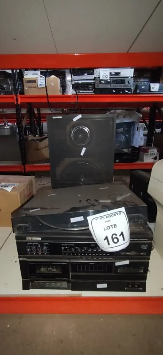 LOTE 161 - 01 TOCA DISCOS MODELO MS-7 COM 01 CAIXA DE SOM MARCA GRADIENTE. (NO ESTADO) ATENÇÃO! FAZER A VISITAÇÃO ANTES DE ARREMATAR, NÃO SABEMOS SE FUNCIONA, LEILÃO NÃO TEM GARANTIA E NEM DEVOLUÇÃO, SUJEITO A POSSÍVEIS AVARIAS VISÍVEIS/OCULTAS E/OU AUSÊNCIA DE COMPONENTES.