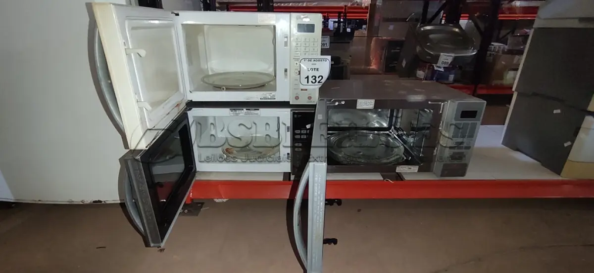 LOTE 132 - 03 MICRO-ONDAS DE MARCAS E MODELOS DIVERSOS. (NO ESTADO) ATENÇÃO! FAZER A VISITAÇÃO ANTES DE ARREMATAR, NÃO SABEMOS SE FUNCIONA, LEILÃO NÃO TEM GARANTIA E NEM DEVOLUÇÃO, SUJEITO A POSSÍVEIS AVARIAS VISÍVEIS/OCULTAS E/OU AUSÊNCIA DE COMPONENTES.