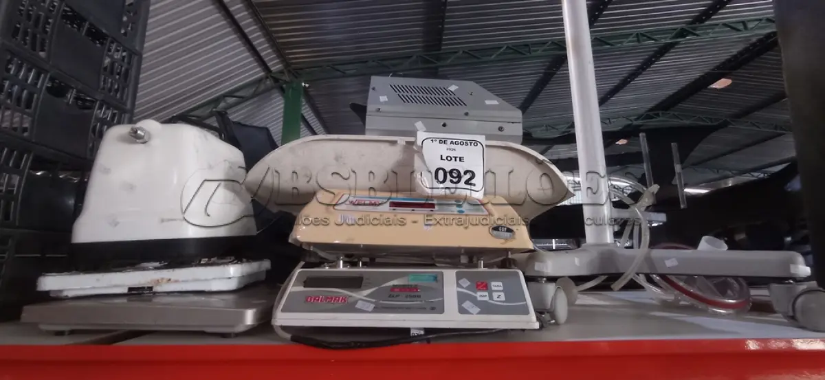 LOTE 092 - 01 MÁQUINA DE FAZER BOLHAS, 01 ASPIRADOR CIRÚRGICO E 04 BALANÇAS DE MARCAS E MODELOS DIVERSOS. (NO ESTADO) ATENÇÃO! FAZER A VISITAÇÃO ANTES DE ARREMATAR, NÃO SABEMOS SE FUNCIONA, LEILÃO NÃO TEM GARANTIA E NEM DEVOLUÇÃO, SUJEITO A POSSÍVEIS AVARIAS VISÍVEIS/OCULTAS E/OU AUSÊNCIA DE COMPONENTES.