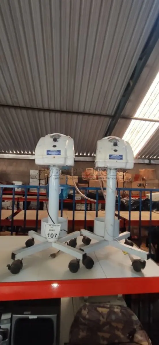 LOTE 107 - 02 ASPIRADORES CIRÚRGICOS. (NO ESTADO) ATENÇÃO! FAZER A VISITAÇÃO ANTES DE ARREMATAR, NÃO SABEMOS SE FUNCIONA, LEILÃO NÃO TEM GARANTIA E NEM DEVOLUÇÃO, SUJEITO A POSSÍVEIS AVARIAS VISÍVEIS/OCULTAS E/OU AUSÊNCIA DE COMPONENTES.