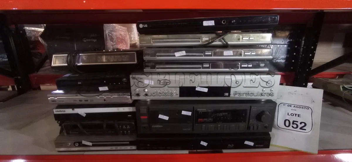 LOTE 052 - 01 TOCA FITAS CASSETE, 01 BLU-RAY MARCA SHARP, 01 DVR E VÁRIOS APARELHOS DE DVD DE MARCAS E MODELOS DIVERSOS. (NO ESTADO) ATENÇÃO! FAZER A VISITAÇÃO ANTES DE ARREMATAR, NÃO SABEMOS SE FUNCIONA, LEILÃO NÃO TEM GARANTIA E NEM DEVOLUÇÃO, SUJEITO A POSSÍVEIS AVARIAS VISÍVEIS/OCULTAS E/OU AUSÊNCIA DE COMPONENTES.