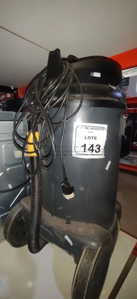 LOTE 143 - 01 ASPIRADOR INDUSTRIAL MODELO NT 48/1 MARCA KARCHER INCOMPLETO. (NO ESTADO) ATENÇÃO! FAZER A VISITAÇÃO ANTES DE ARREMATAR, NÃO SABEMOS SE FUNCIONA, LEILÃO NÃO TEM GARANTIA E NEM DEVOLUÇÃO, SUJEITO A POSSÍVEIS AVARIAS VISÍVEIS/OCULTAS E/OU AUSÊNCIA DE COMPONENTES.
