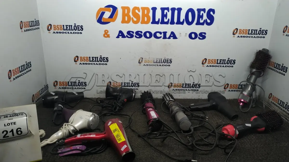 LOTE 216 - 05 SECADORES DE CABELO E 04 ESCOVAS DE CABELO ELÉTRICAS DE MARCAS E MODELOS DIVERSOS. (NO ESTADO) ATENÇÃO! FAZER A VISITAÇÃO ANTES DE ARREMATAR, NÃO SABEMOS SE FUNCIONA, LEILÃO NÃO TEM GARANTIA E NEM DEVOLUÇÃO, SUJEITO A POSSÍVEIS AVARIAS VISÍVEIS/OCULTAS E/OU AUSÊNCIA DE COMPONENTES.
