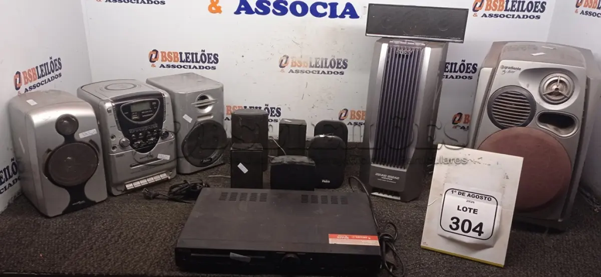 LOTE 304 - 01 HOME THEATER MARCA PHILCO, 08 CAIXAS DE SOM, 01 AMPLIFICADOR E 01 APARELHO DE SOM COM 02 CAIXAS. (NO ESTADO) ATENÇÃO! FAZER A VISITAÇÃO ANTES DE ARREMATAR, NÃO SABEMOS SE FUNCIONA, LEILÃO NÃO TEM GARANTIA E NEM DEVOLUÇÃO, SUJEITO A POSSÍVEIS AVARIAS VISÍVEIS/OCULTAS E/OU AUSÊNCIA DE COMPONENTES.