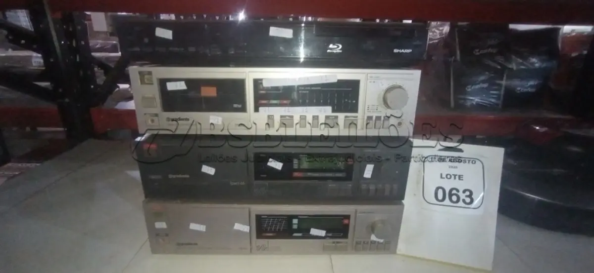 LOTE 063 - 01 BLU-RAY MARCA SHARP, 01 CASSETE DECK, 01 RECEIVER E 01 SINTONIZADOR FM/AM MARCA GRADIENTE. (NO ESTADO) ATENÇÃO! FAZER A VISITAÇÃO ANTES DE ARREMATAR, NÃO SABEMOS SE FUNCIONA, LEILÃO NÃO TEM GARANTIA E NEM DEVOLUÇÃO, SUJEITO A POSSÍVEIS AVARIAS VISÍVEIS/OCULTAS E/OU AUSÊNCIA DE COMPONENTES.