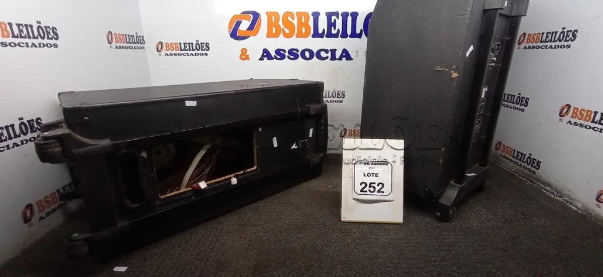LOTE 252 - 02 CAIXAS DE SOM AMPLIFICADORAS. (NO ESTADO) ATENÇÃO! FAZER A VISITAÇÃO ANTES DE ARREMATAR, NÃO SABEMOS SE FUNCIONA, LEILÃO NÃO TEM GARANTIA E NEM DEVOLUÇÃO, SUJEITO A POSSÍVEIS AVARIAS VISÍVEIS/OCULTAS E/OU AUSÊNCIA DE COMPONENTES.