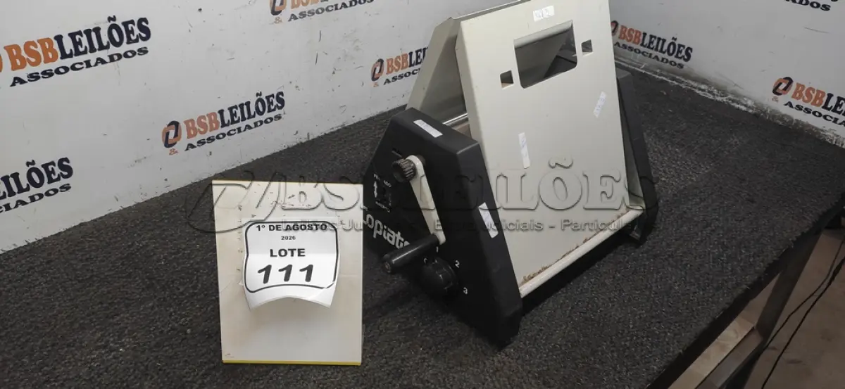 LOTE 111 - 01 COPIADORA ANTIGA MANUAL. (NO ESTADO) ATENÇÃO! FAZER A VISITAÇÃO ANTES DE ARREMATAR, NÃO SABEMOS SE FUNCIONA, LEILÃO NÃO TEM GARANTIA E NEM DEVOLUÇÃO, SUJEITO A POSSÍVEIS AVARIAS VISÍVEIS/OCULTAS E/OU AUSÊNCIA DE COMPONENTES.