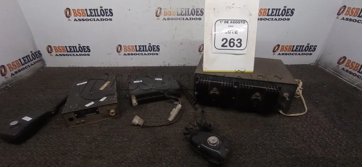 LOTE 263 - 01 ACOPLADOR DE ANTENA E 02 RÁDIOS PX DE MARCAS E MODELOS DIVERSOS. (NO ESTADO) ATENÇÃO! FAZER A VISITAÇÃO ANTES DE ARREMATAR, NÃO SABEMOS SE FUNCIONA, LEILÃO NÃO TEM GARANTIA E NEM DEVOLUÇÃO, SUJEITO A POSSÍVEIS AVARIAS VISÍVEIS/OCULTAS E/OU AUSÊNCIA DE COMPONENTES.