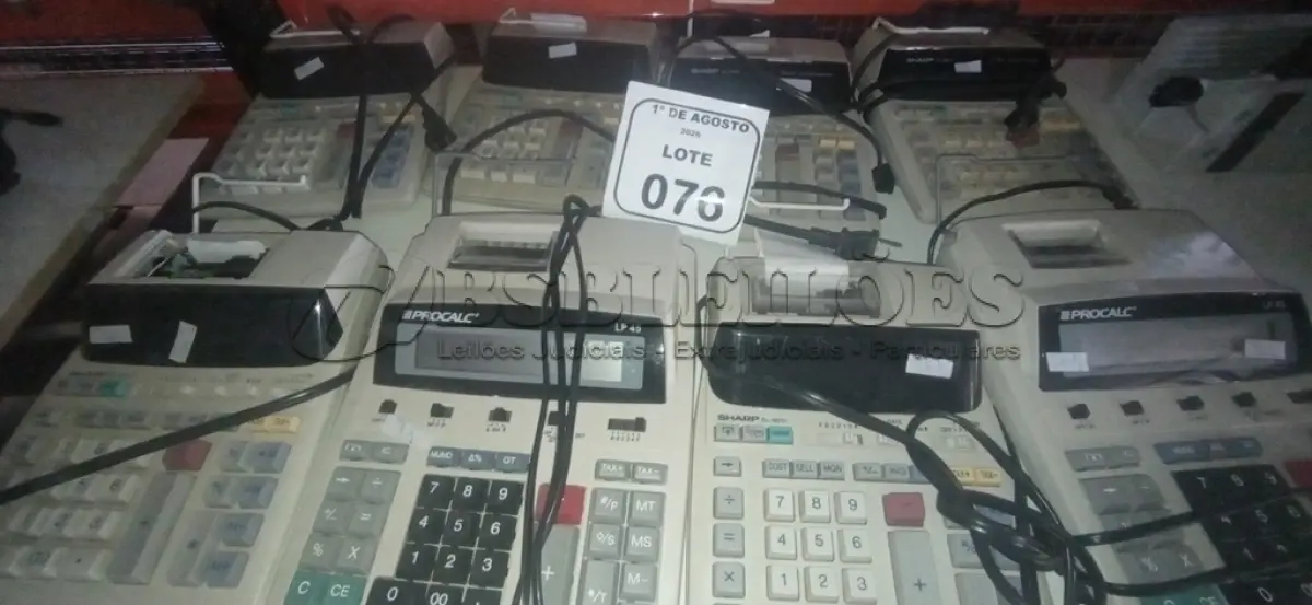 LOTE 076 - 08 CALCULADORAS DE MARCAS E MODELOS DIVERSOS. (NO ESTADO) ATENÇÃO! FAZER A VISITAÇÃO ANTES DE ARREMATAR, NÃO SABEMOS SE FUNCIONA, LEILÃO NÃO TEM GARANTIA E NEM DEVOLUÇÃO, SUJEITO A POSSÍVEIS AVARIAS VISÍVEIS/OCULTAS E/OU AUSÊNCIA DE COMPONENTES.