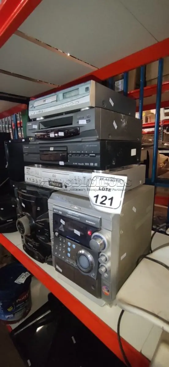 LOTE 121 - 01 APARELHO DE VÍDEO CASSETE, 03 APARELHOS DE DVD E 02 APARELHOS DE SOM DE MARCAS E MODELOS DIVERSOS. (NO ESTADO) ATENÇÃO! FAZER A VISITAÇÃO ANTES DE ARREMATAR, NÃO SABEMOS SE FUNCIONA, LEILÃO NÃO TEM GARANTIA E NEM DEVOLUÇÃO, SUJEITO A POSSÍVEIS AVARIAS VISÍVEIS/OCULTAS E/OU AUSÊNCIA DE COMPONENTES.